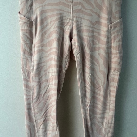 Fabletics light pink leopard work out leggings - Picture 2 of 4